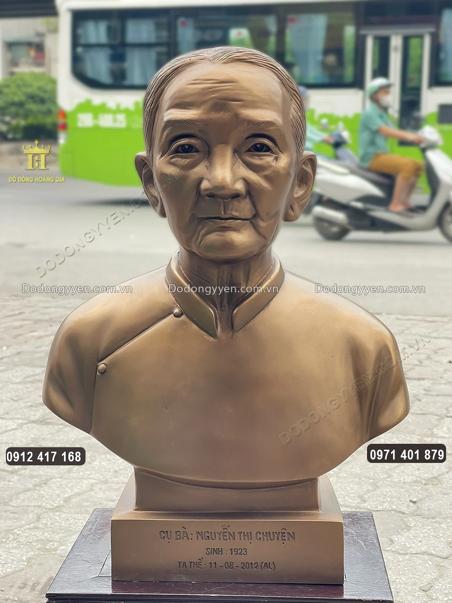 Tượng truyền thần cụ bà bằng đồng